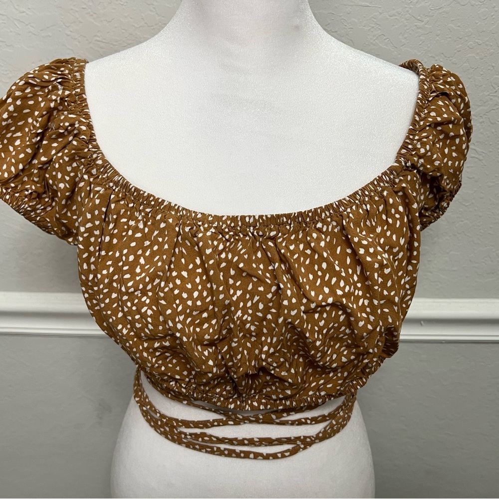 OFF THE SHOULDER CROP TOP WITH CRISSCROSS TIE.